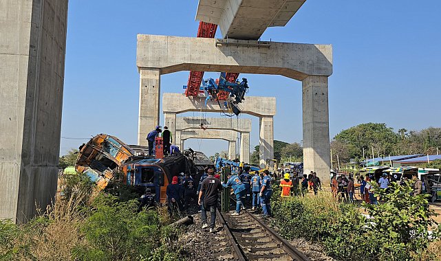 Tayland'da vinç trenin üzerine düştü: 22 ölü