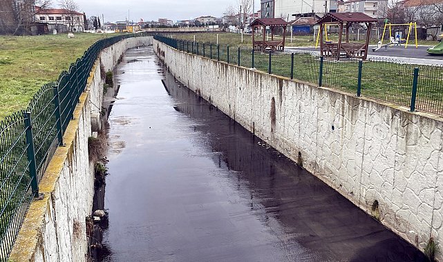 Tekirdağ'da Karaağaç Deresi siyah renkte akmaya başladı
