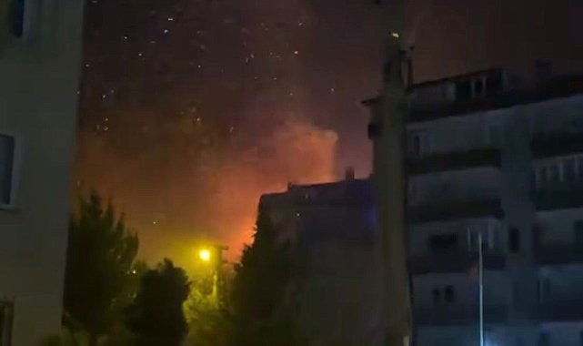 Terasta yakılan mangaldan savrulan kıvılcımlarla çatı katı yandı