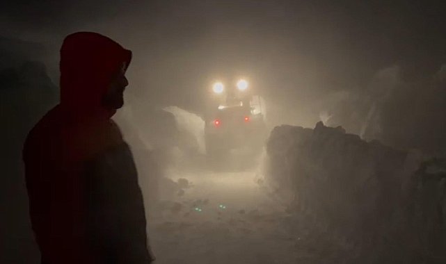 Tipide araçlarında mahsur kalanları ekipler kurtardı