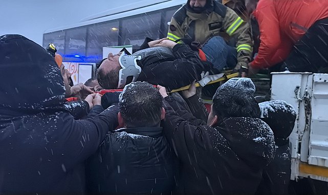 Tokat'ta karla kaplı yolda otobüs TIR'a arkadan çarptı: 7 yaralı