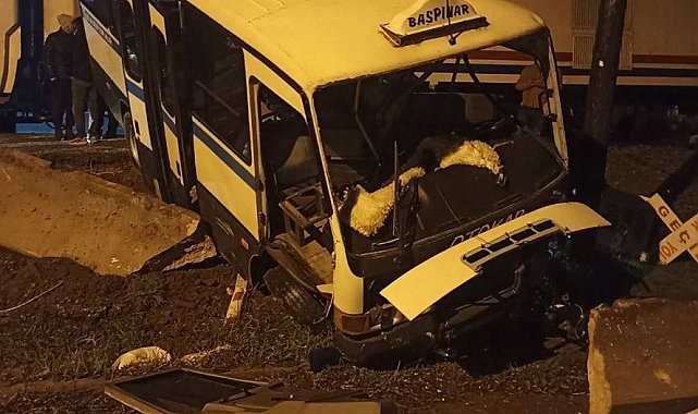 Tren, hemzemin geçitte minibüse çarptı; kaza kamerada