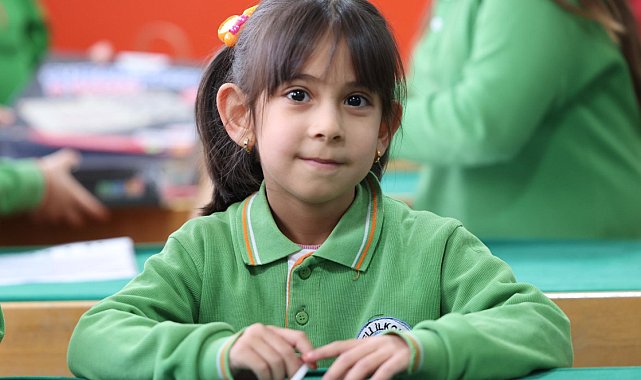 Türk bayrağı motifinin üzerindeki karı temizleyip öpen Zeynep, karnesini aldı