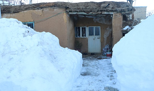 Tuvalet ve banyosu olmayan tek odalı evde yaşam mücadelesi veriyor