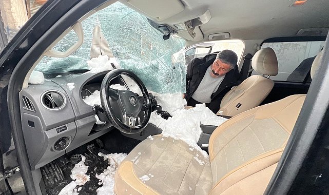 Üst geçitte biriken kar kütlesi, aracın üzerine düştü: 1 yaralı