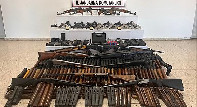 Van'da jandarmanın operasyonunda çok sayıda silah ve mühimmat ele geçirildi; 4 gözaltı