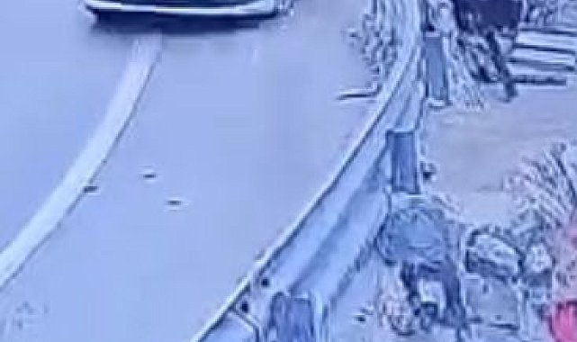 Virajlı yolda otomobilin bariyerlere çarptığı kaza kamerada