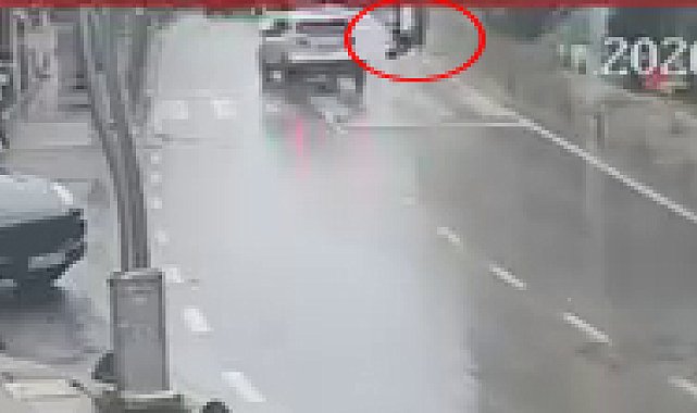 Yaya geçidinde otomobilin çarptığı kadın ağır yaralandı; kaza anı kamerada