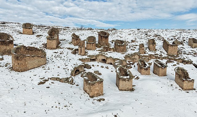Yıkılmak üzere olan tarihi güvercinliklerde, yemleme kültürü sürüyor