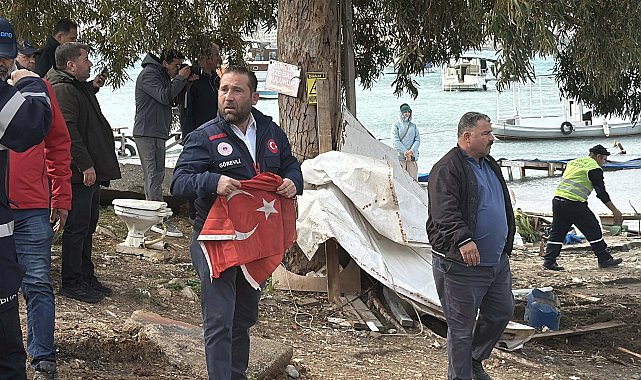 Yıkımda teknenin altından Türk bayrağı çıktı, işlem durduruldu
