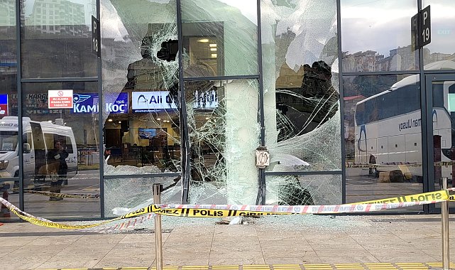 Yolcu otobüsü, perondaki yolcuya çarpıp terminal binasına daldı