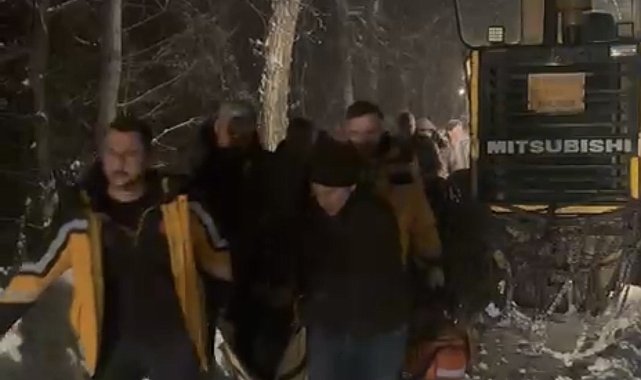 Yolu kardan kapanan köyde rahatsızlanan hasta için ekipler seferber oldu