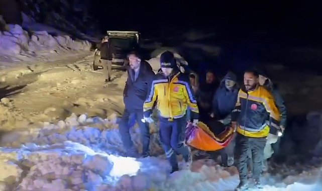 Yolu kardan kapanan köydeki hastayı, ekipler hastaneye ulaştırdı