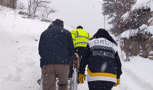 Yolu kardan kapanan mahallede rahatsızlaşan vatandaş, hastaneye ulaştırıldı