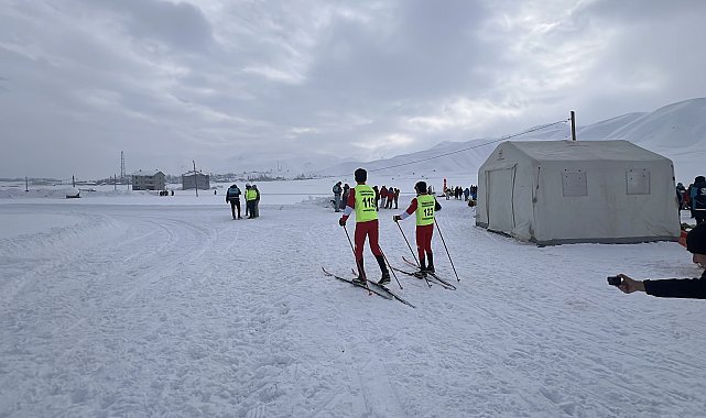 Yüksekova'da 365 sporcunun katıldığı Türkiye Kayaklı Koşu Eleme Yarışması başladı