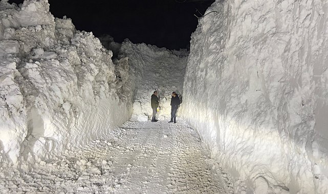 Yüksekova'da çığ düşen köy yolu ulaşıma açıldı