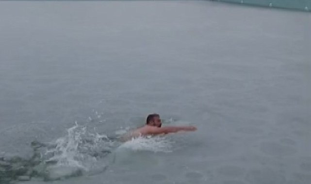 Yüzeyi buz tutan havuzda yüzdü; o anlar kamerada