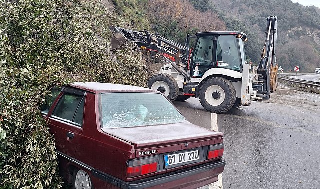 Zonguldak'ta heyelan; kaya parçaların otomobilin üzerine düştü