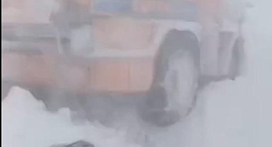 2 bin 540 rakımlı Sahara Geçidi'ne çığ düştü, iş makineleri kar altında kaldı