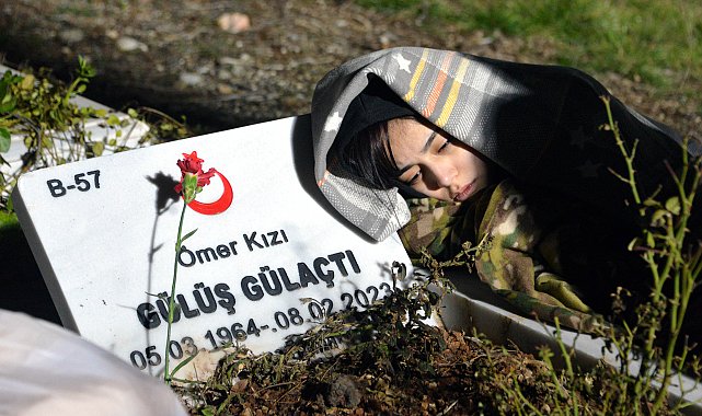 3 yıl öncesine kadar dizinde yattığı babaannesinin mezar taşına başını yaslayıp, geçmişi yad etti