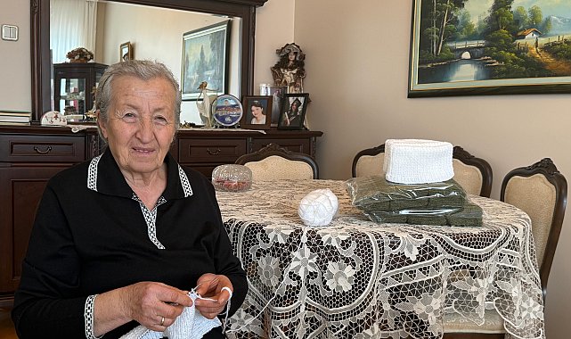 5 yıldır ördüğü boyunluklarla Mehmetçik'i ısıtıyor