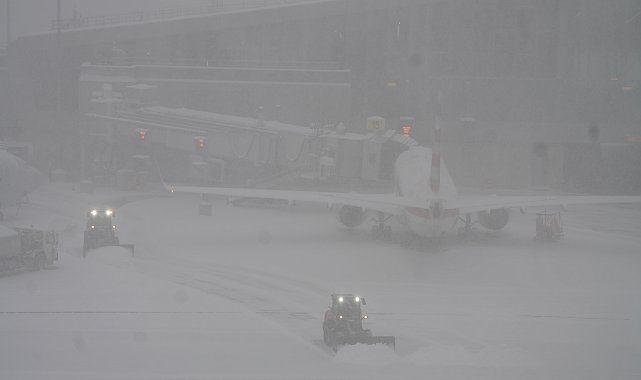 ABD'de yoğun kar yağışı nedeniyle 5 binden fazla uçuş iptal edildi