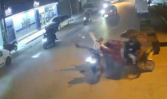 Adana'da iki motosikletin çarpıştığı kaza kamerada
