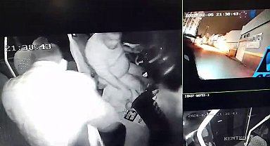 Adana'da minibüs ile otomobil kafa kafaya çarpıştığı kaza, kamerada