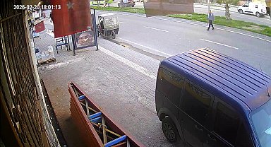 Adana'da motosikletin çarptığı yaya yaralandı; kaza anı kamerada