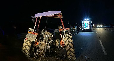 Adana'da otomobilin çarptığı traktör ikiye ayrıldı: 1'i ağır 6 yaralı