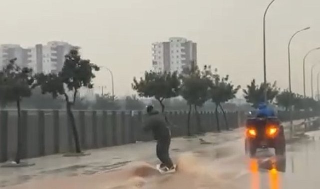Adana'da su dolan caddede sörf yaptı