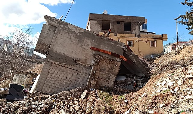Adıyaman'da 2 katlı bina çöktü