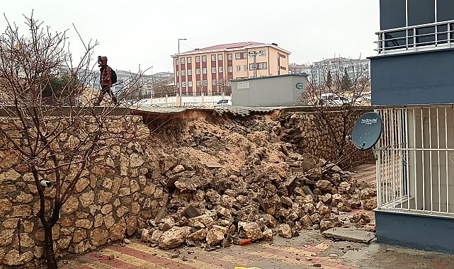 Adıyaman'da 7 katlı binanın önündeki istinat duvarı çöktü