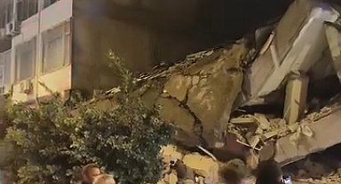 Ağır hasarlı bina, yıkım sırasında çöktü