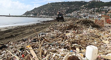 Alanya'da sağanağın ardından sahil atıkla doldu