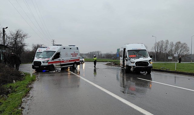 Ambulans ile servis minibüsü çarpıştı: 10 yaralı