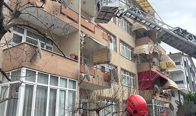 Apartman dairesinde çıkan yangında evli çift dumandan etkilendi