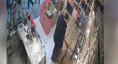 Asma tavan iş yeri sahibinin üzerine çöktü; o anlar kamerada