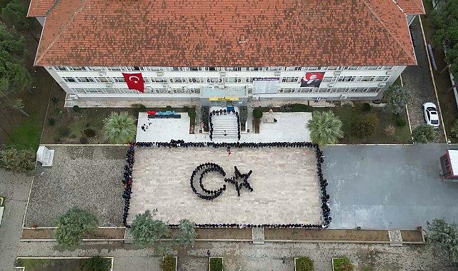 Aydın'da öğrenciler, bedenleriyle Türk bayrağı figürü oluşturdu