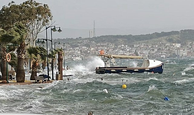 Ayvalık'ta fırtına nedeniyle deniz taştı, sokaklar suyla doldu