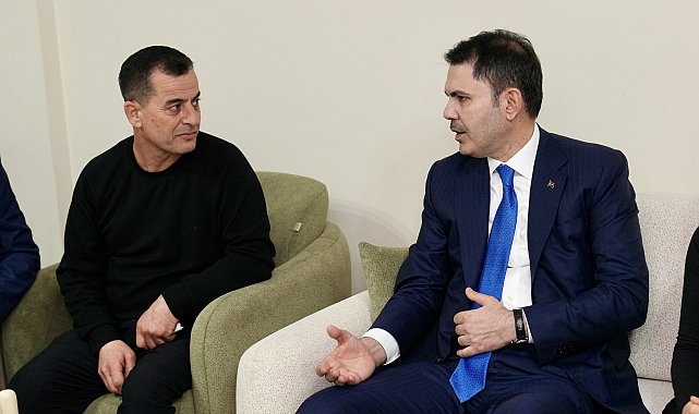 Bakan Kurum, depremzede ailenin yeni evine misafir oldu