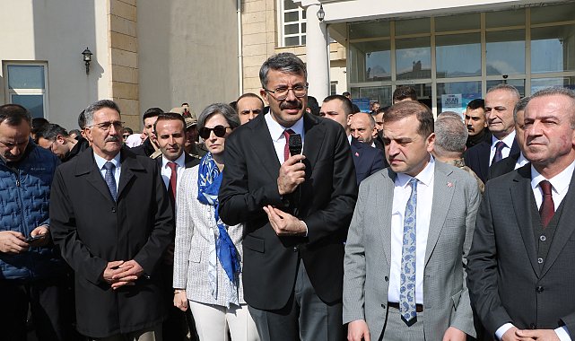 Bakan Yardımcılığına atanan Vali Çelik, Hakkari'ye veda etti