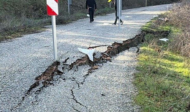 Balıkesir'de heyelanda mahalle yolu ulaşıma kapandı
