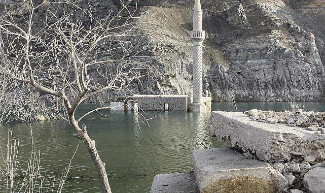 Baraj suları çekildi, ortaya çıkan köyde anılar tazelendi