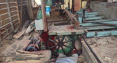 Başı şerit testereye sıkışmış halde ölü bulundu