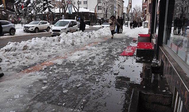Başına buz sarkıtı düşen 9 yaşındaki kız yaralandı