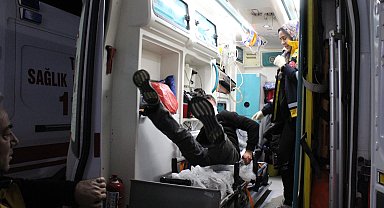 Bıçaklı kavgada yaralandı, hastanede sedyeden atlayıp basın mensuplarına saldırdı