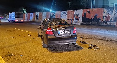 Bingöl'de otomobil refüje çarpıp takla attı: 2 yaralı