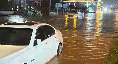Bodrum'da sağanak yaşamı olumsuz etkiledi; yollar trafiğe kapandı