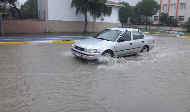Burhaniye'de sağanak nedeniyle yollar göle döndü, tarım arazilerini su bastı